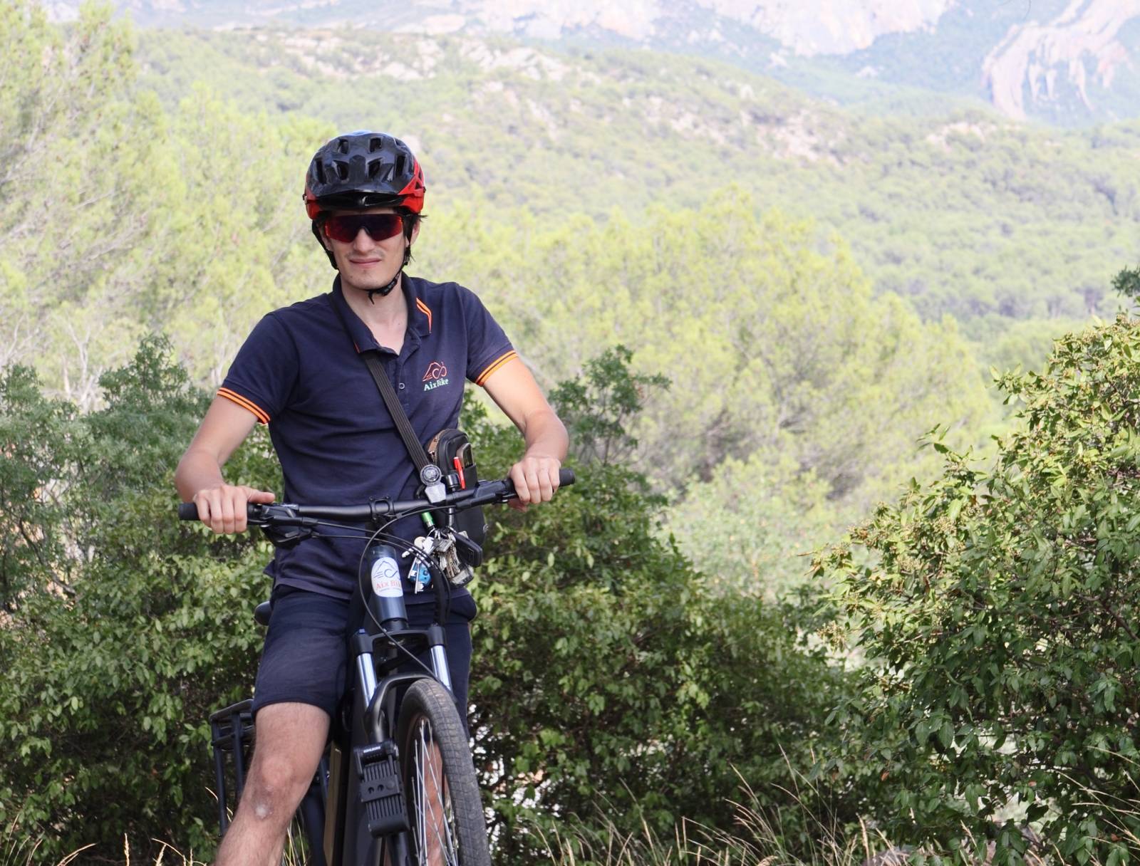 Chez AIXBIKE, nous sommes ravis de pouvoir répondre à toutes vos questions et vous accompagner dans vos projets de mobilité!