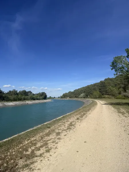Chemin aux abords du canal de Provence