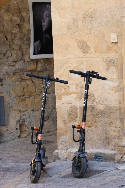 Location de trottinette électrique pour le Festival d'Avignon avec déplacement facile et rapide dans la ville pendant l'événement