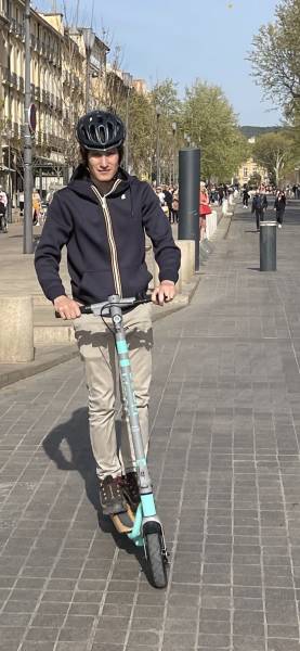Louer une trottinette électrique à Aix en Provence pour un moyen de transport rapide , écologique et pas cher .