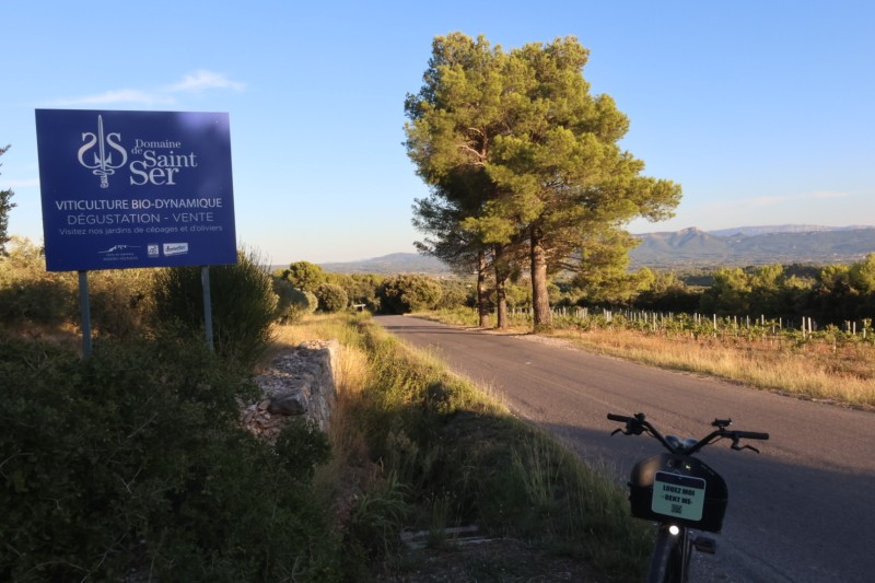 Petite balade au château Lacoste avant d’aller visiter les Domaines de la Sainte Victoire  ,  en vélo électrique Aixbike pour deux américaines