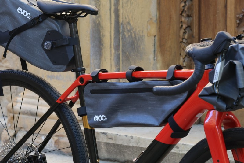 
⸻

Bagagerie EVOC – L’équipement idéal pour vos aventures en bikepacking