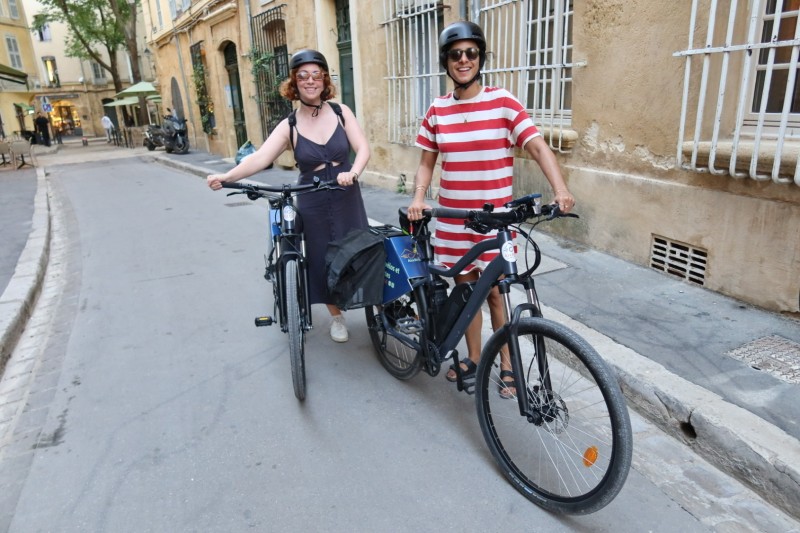 Petite balade au château Lacoste avant d’aller visiter les Domaines de la Sainte Victoire  ,  en vélo électrique Aixbike pour deux américaines