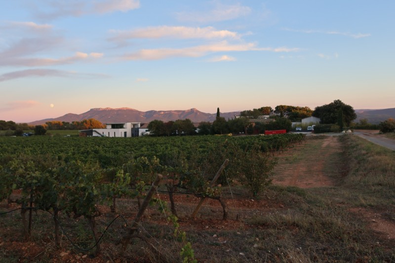 Petite balade au château Lacoste avant d’aller visiter les Domaines de la Sainte Victoire  ,  en vélo électrique Aixbike pour deux américaines