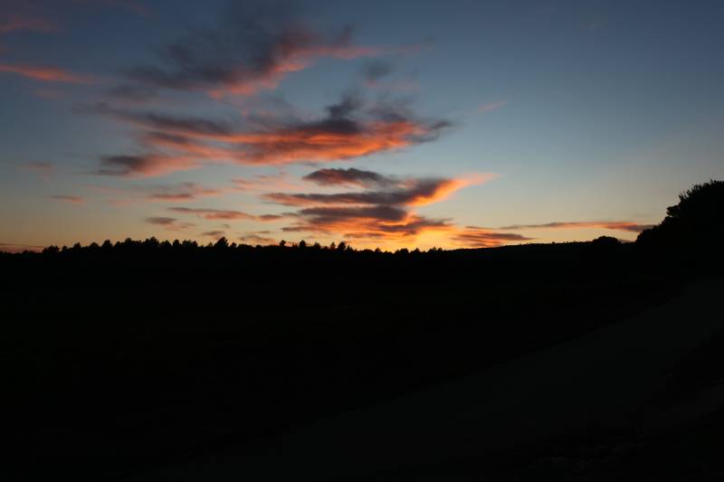 Coucher de soleil au dessus de la Sainte Victoire à Aix en provence 