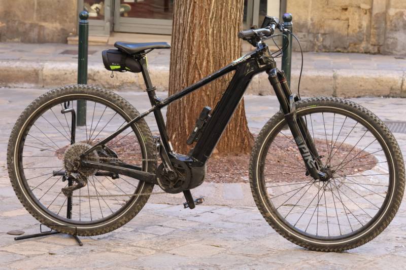 Location d'un VTTAE Cannondale semi rigide pour se balader en pleine nature