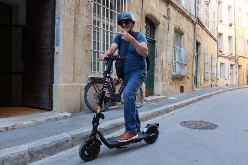 James visite Aix en Provence en trottinette électrique un samedi après midi