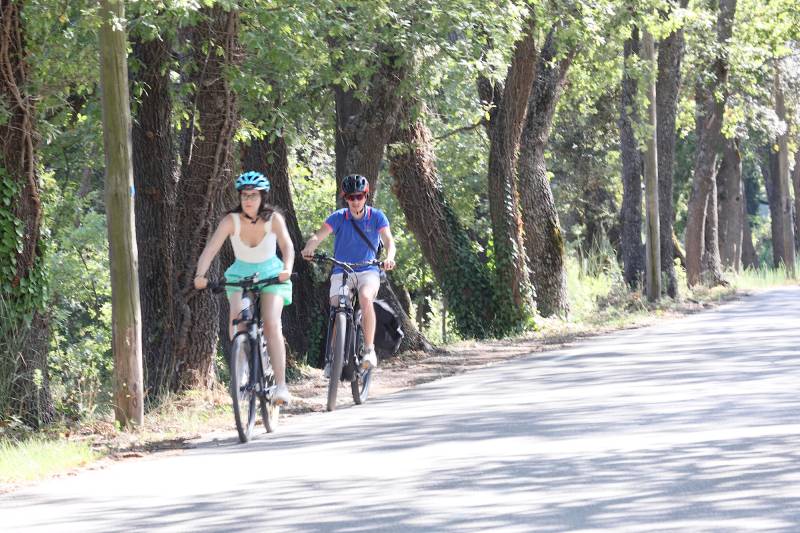 Magnifique parcours très peu fréquenté pour aller visiter en vélos électriques le Domaine du Château La Coste