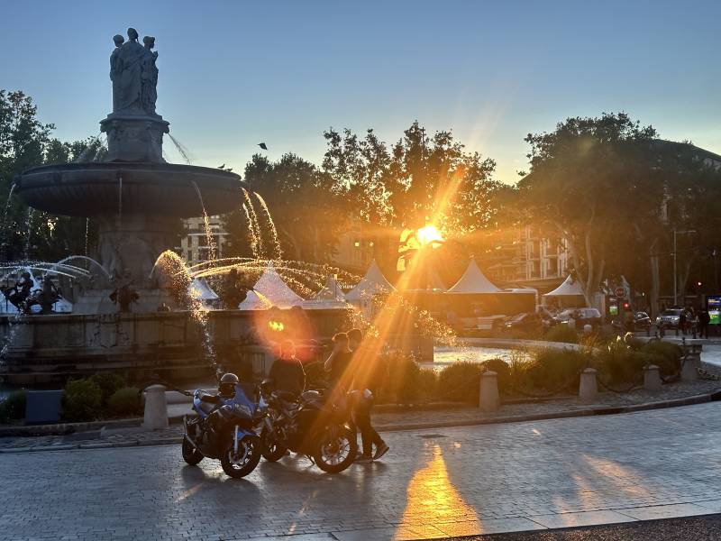 Coucher de soleil sur la Rotonde à Aix en Provence 