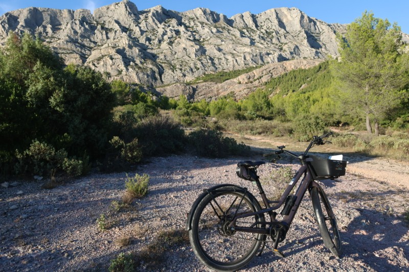Petite balade au château Lacoste avant d’aller visiter les Domaines de la Sainte Victoire  ,  en vélo électrique Aixbike pour deux américaines