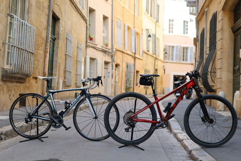 Les vélos et trottinettes électriques sont-ils disponibles à la vente d'occasion?