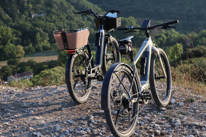 Service de location de vélo électrique premium avec équipement complet pour cyclotourisme à Aix-en-Provence, Lourmarin dans le Lubéron