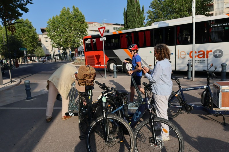 J'arrive à Aix-en-Provence en avion / en train? Pouvez vous me livrer mon vélo ou ma trottinette?