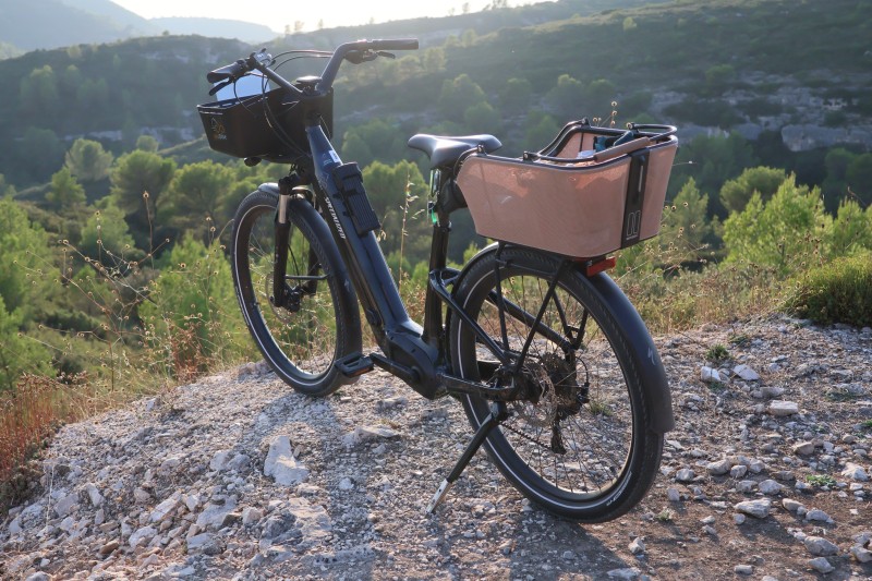 Service de location de vélo électrique premium avec équipement complet pour cyclotourisme à Aix-en-Provence, Lourmarin dans le Lubéron