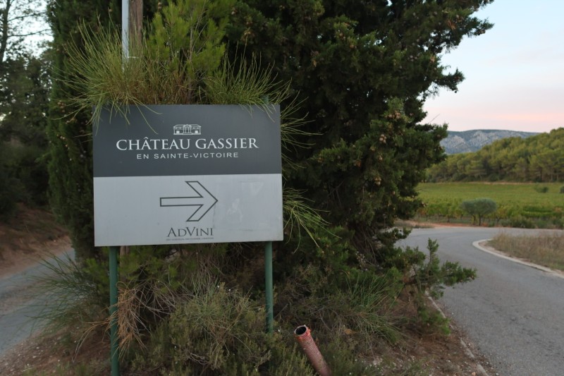 Petite balade au château Lacoste avant d’aller visiter les Domaines de la Sainte Victoire  ,  en vélo électrique Aixbike pour deux américaines