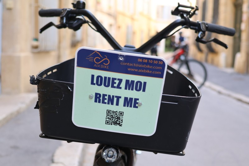 Quels sont les accessoires inclus ou disponibles à la location?