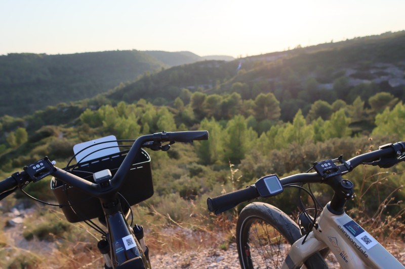 Service de location de vélo électrique premium avec équipement complet pour cyclotourisme à Aix-en-Provence, Lourmarin dans le Lubéron