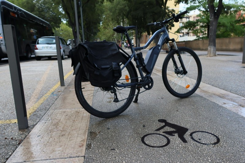 Puis-je recevoir des conseils d'utilisation pour me déplacer en vélo et trottinette électrique?