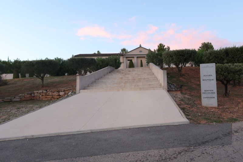 Petite balade au château Lacoste avant d’aller visiter les Domaines de la Sainte Victoire  ,  en vélo électrique Aixbike pour deux américaines