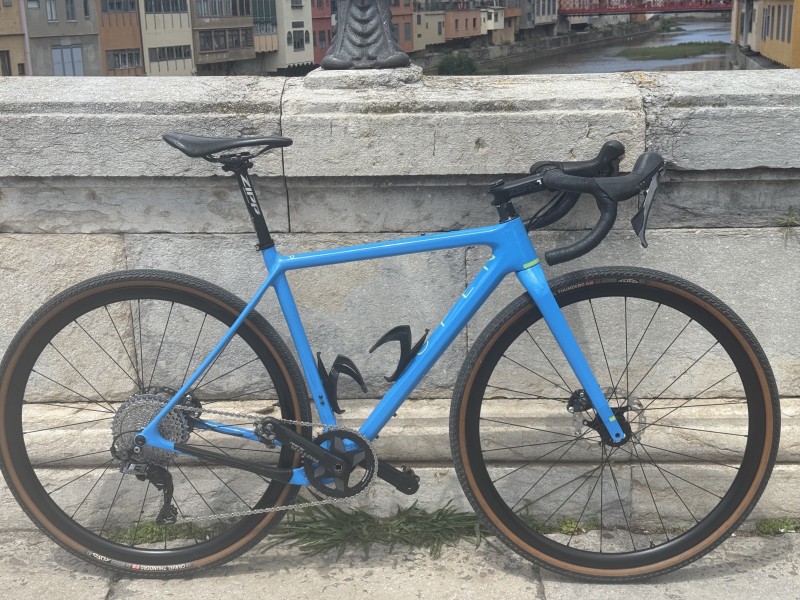 Gravel Open carbone, parfait pour explorer Aix et ses alentours en toute liberté, sur route comme sur les chemins !”